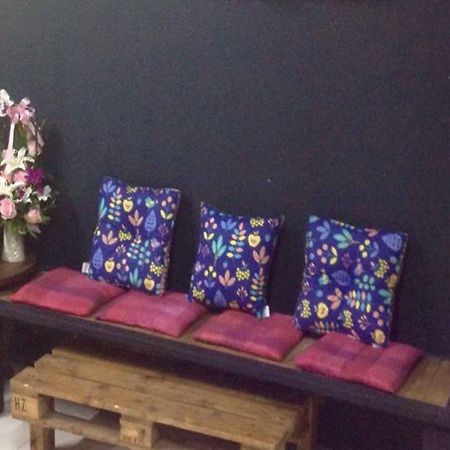 Cham Cha Hostel Chiang Mai Exteriör bild