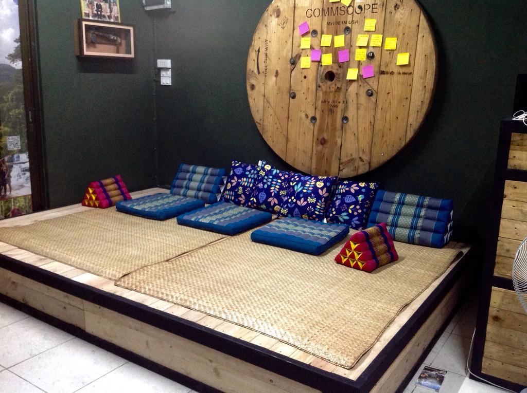 Cham Cha Hostel Chiang Mai Exteriör bild